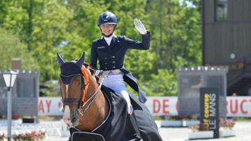 Photo de la cavalière Charlotte Chalvignac Vesin sur son cheval lors d'un concours