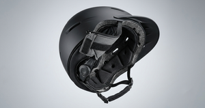 Casque d'équitation noir avec harnais réglable et molette, vue de l'intérieur