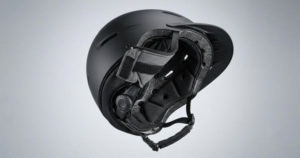 Casque d'équitation noir avec harnais réglable et molette, vue de l'intérieur