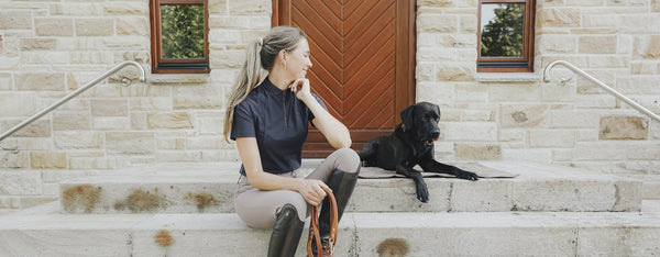 Collection HUNTER x ESKADRON : cavalière et son labrador sur les marches, laisse et collier CRAFT cognac
