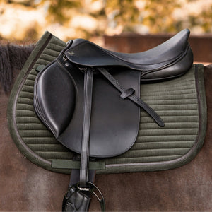 Tapis Cozy in Corduroy vert sous une selle