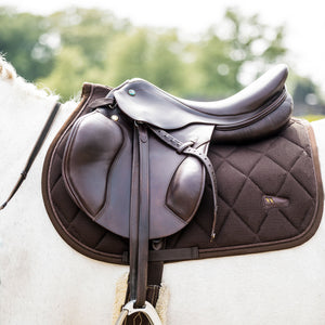 Tapis de CSO Airflow Back on Track Marron sur cheval gris | Sellerie Bucéphale