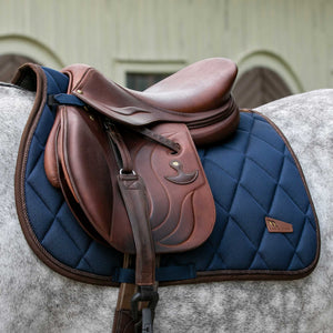 Tapis de CSO Airflow Back on Track Bleu sur cheval gris | Sellerie Bucéphale