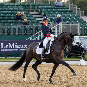 Tapis de Dressage Suede Square LeMieux Coloris Blanc Charlotte Dujardin | Sellerie Bucéphale