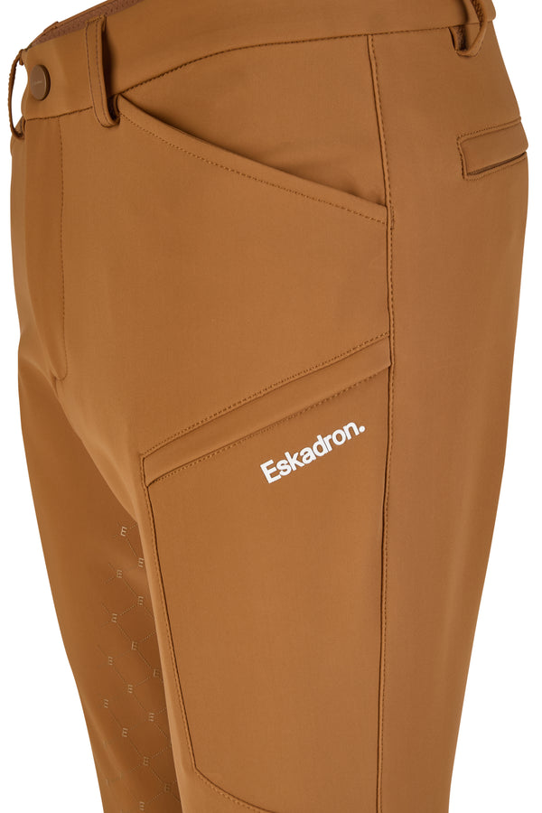 Pantalon d'équitation marron avec une grande poche latérale portant le logo "Eskadron" en blanc. Le tissu présente des coutures nettes et un motif discret sur la cuisse avec des petits "E".