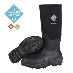 Paire de bottes Muck Boot Arctic Sport High noires, vue de trois quarts avec semelle crantée apparente