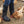 Bottes Muck Boot Arctic Sport High portées au poulailler, au milieu des poules
