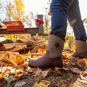 Bottes Muck Boot Muckster II Mid bordeaux portees dans les feuilles d automne