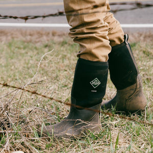Bottes Muck Boot Chore High portees en exterieur le long d une cloture