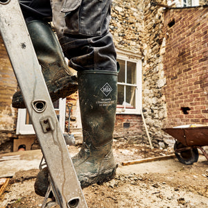 Bottes de securite Muck Boot Mudder Tall S5 portees sur un chantier