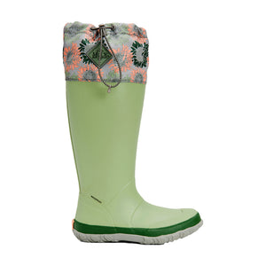 Botte Muck Boot Forager Tall verte, vue de trois quarts avec fermeture reglable
