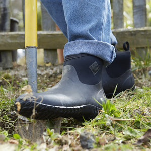 Bottines Muck Boot Muckster II Ankle portees au jardin sur terre humide