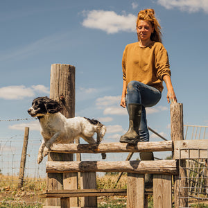 Bottes Muck Boot Derwent II portees en exterieur avec des chiens