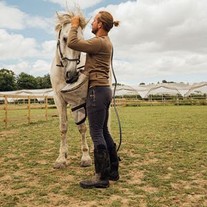 Bottes Muck Boot Edgewater II portees aupres d un cheval au paddock