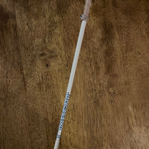 Döbert – Stick Döbert poignée cuir texturé et mèche Bordeaux/Blanc 120cm  | Sellerie Bucéphale