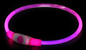 Collier LED rose allumé dans le noir