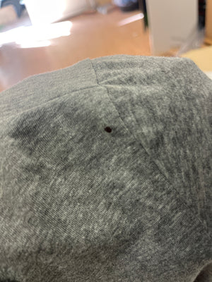 Défaut : petit trou près de la couture d'épaule
