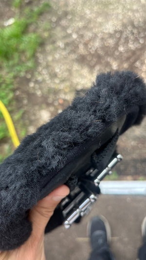 Aszimmetrikus rövid heveder teljes szövetből és fekete báránybőrből - Mattès KISZORTÍROZÁS