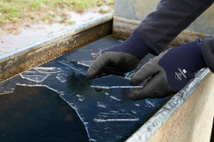 Gants de travail thermiques LeMieux - Bleu marine - mise en situation