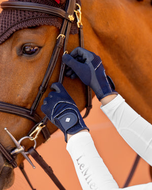 Gants d'équitation 3D Mesh LeMieux, coloris Navy, en situation