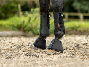 Cloches LeMieux Soft Shell, coloris Black, en situation