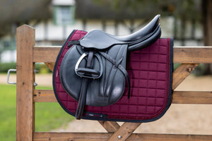 Tapis de Dressage Diamante Square LeMieux, coloris Bordeaux, en situation