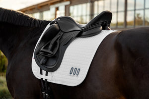 Tapis de selle dressage coton Competition blanc, coloris Blanc, en situation