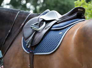 Tapis de CSO LeMieux Wither Relief, coloris Navy, en situation
