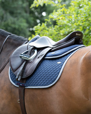 Tapis de CSO LeMieux Wither Relief, coloris Navy, en situation
