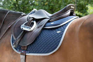 Tapis de CSO LeMieux Wither Relief, coloris Navy, en situation