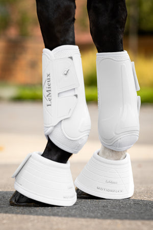 Cloches LeMieux Motionflex - Blanc - mise en situation