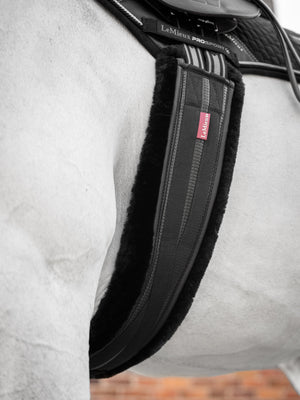 Sangle Anatomique Doublée Polaire LeMieux Noire, coloris Black, en situation