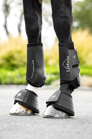 Guêtres de Dressage LeMieux Motionflex - Noir - mise en situation