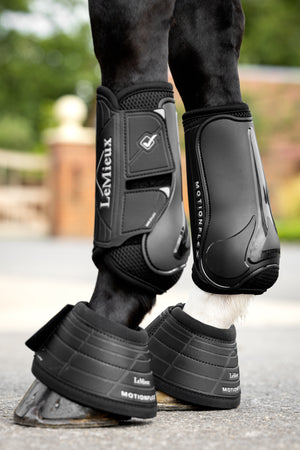 Guêtres de Dressage LeMieux Motionflex - Noir - mise en situation