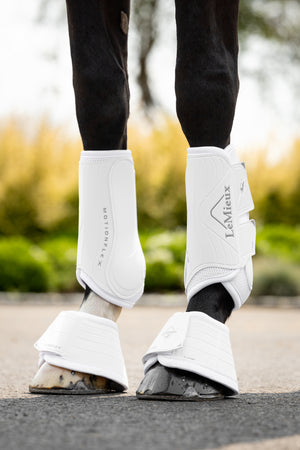 Guêtres de Dressage LeMieux Motionflex - Blanc - mise en situation