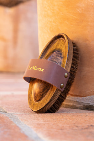 Brosse Artisan Soft Speckled LeMieux, coloris Brown, en situation