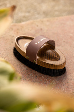 Brosse de corps Artisan en laine de mouton LeMieux, coloris Brown, en situation