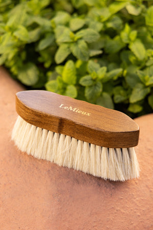 Brosse de finition Artisan Soft LeMieux, coloris Brown, en situation