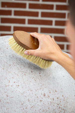 Brosse de finition Artisan Soft LeMieux - Marron - mise en situation
