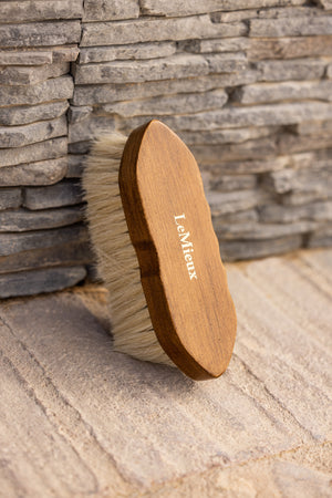 Brosse Bouchon Artisan Deep Clean LeMieux, coloris Brown, en situation