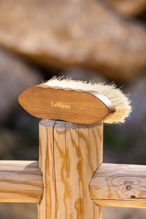 Brosse Bouchon Artisan Deep Clean LeMieux, coloris Brown, en situation