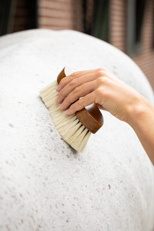 Brosse Bouchon Artisan Deep Clean LeMieux - Marron - mise en situation