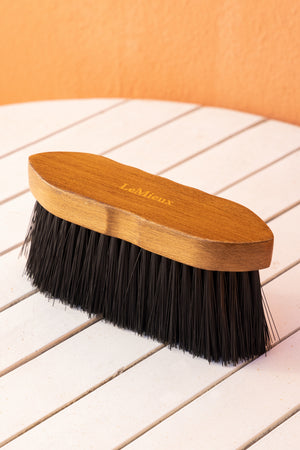 Brosse Artisan Flick LeMieux, coloris Brown, en situation