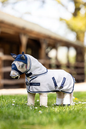 Couverture Anti-Mouches Toy Pony LeMieux, coloris Grey/Navy, en situation