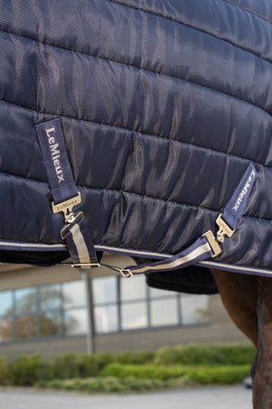 Couverture d'écurie LeMieux Arika Stable-Tek 100g, coloris Navy, en situation