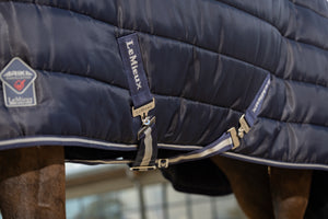Couverture d'écurie LeMieux Arika Stable-Tek 100g, coloris Navy, en situation