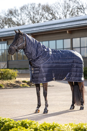 Couverture d'écurie LeMieux Arika Stable-Tek 100g, coloris Navy, en situation