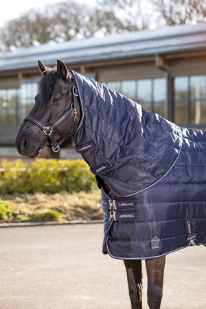 Couvre-encolure LeMieux Arika Stable-Tek 100g, coloris Navy, en situation