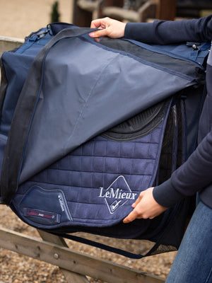 Sac de transport pour tapis de selle LeMieux Navy en situation 1