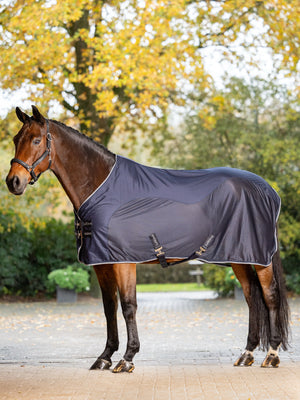 Couverture de recuperation LeMieux Kudos Hybrid Navy portee par un cheval